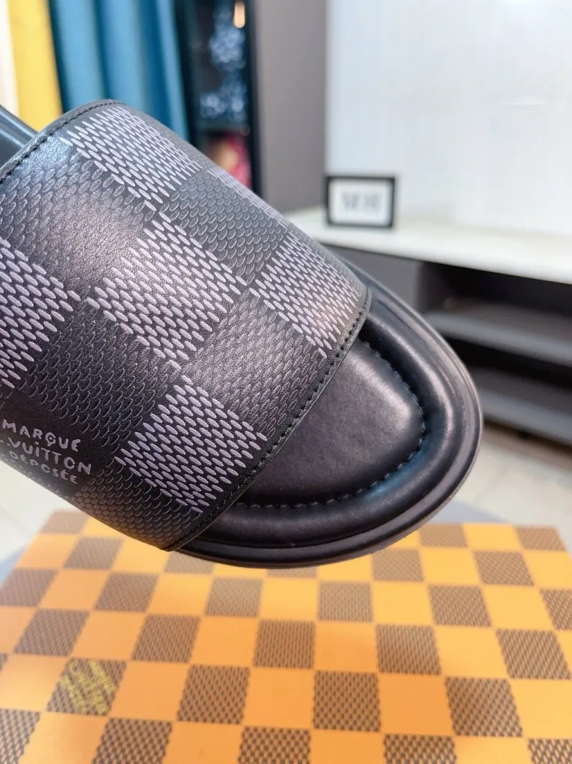 Men's shoes 💰340🌹🌹 (lv-Louis Vuitton) New men's slippers, high-end boutique, exquisite embossed logo decoration on the upper, fine workmanship, super soft soles, casual, loose and comfortable, a must-have in summer! \nsize：38-44